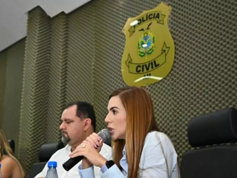 A deputada Débora Menezes em coletiva de imprensa da Polícia Civil (Foto: Divulgação)