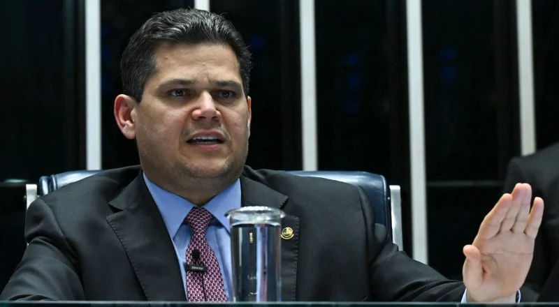 Alcolumbre Desconversa Sobre Crise no STF e Cobra Explicações de Flávio Bolsonaro Sobre Filme 'Dark Horse'